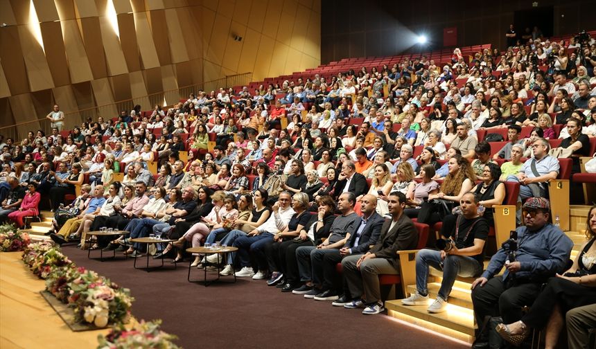8. Uluslararası Denizli Cam Bienali'nde sanatçılar cam eserleri "giyerek" sergiledi