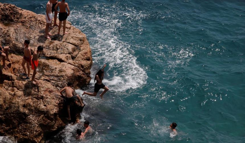Antalya'da Tatil ve Sıcak Hava Birleşince Konyaaltı Sahili Doldu Taştı