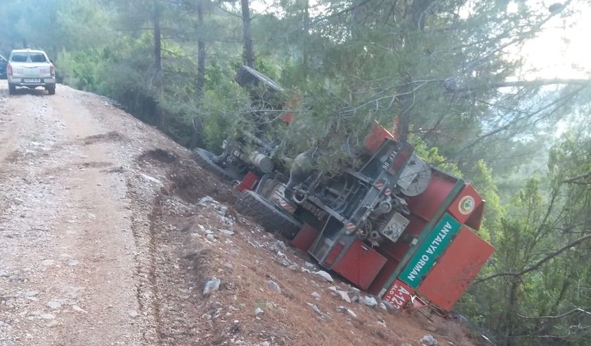 Antalya'da Yangında Arazöz Devrildi