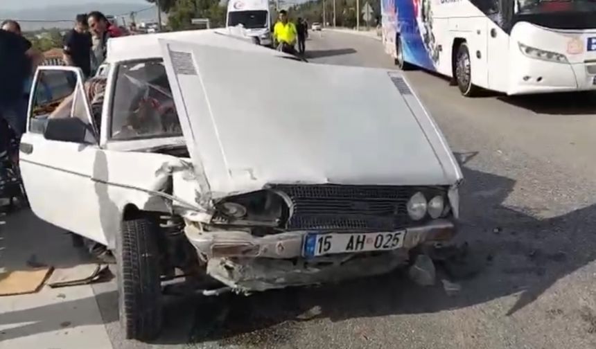 Burdur'da kamyonetin çarptığı otomobildeki 3 kişi yaralandı