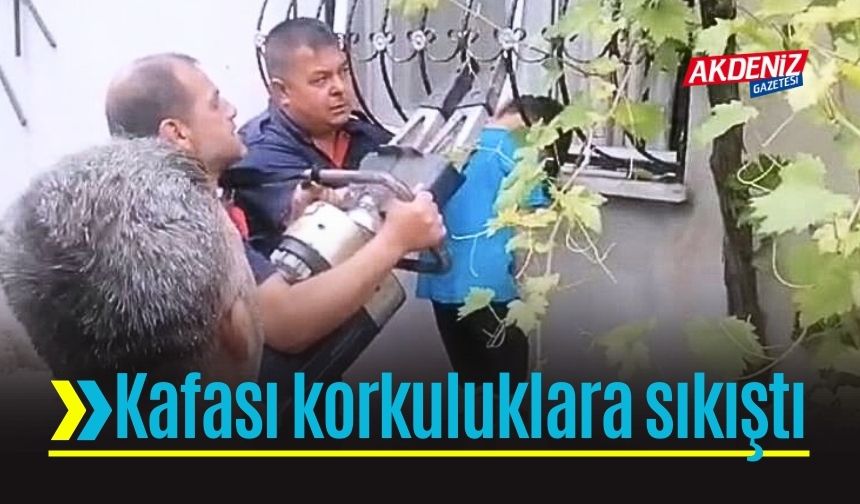 Başını demir korkuluklara sıkıştıran çocuk kurtarıldı