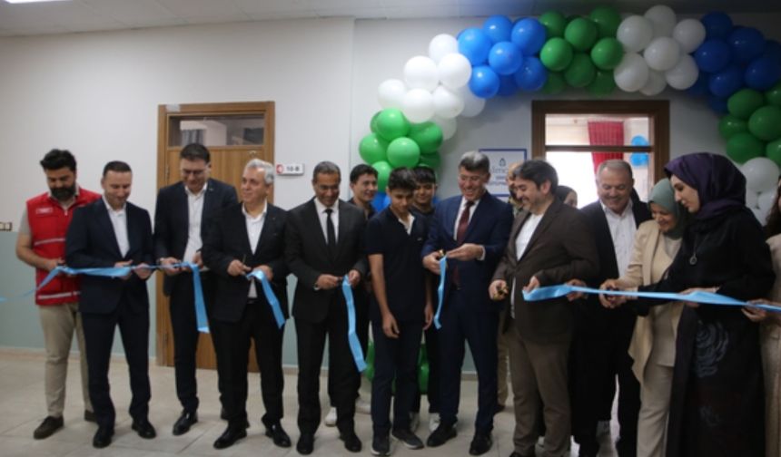 Hatay'da depremzede öğrenciler için oluşturulan kütüphane açıldı