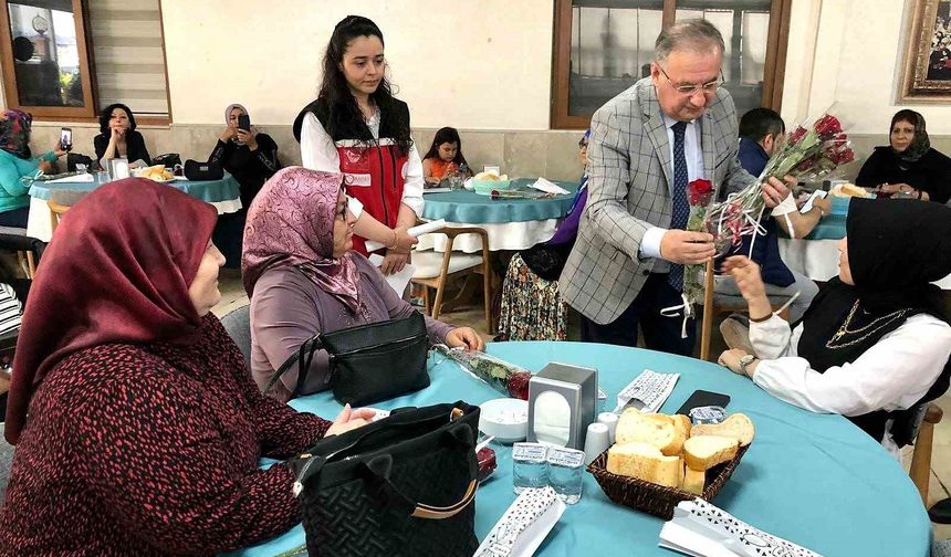 Erdemli’de Şehit ve Gazi Annelerine Anneler Günü Sürprizi: Güllerle Kutlama