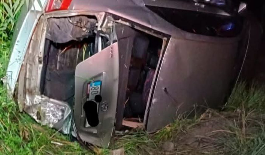 Otomobil Sulama Kanalına Devrildi