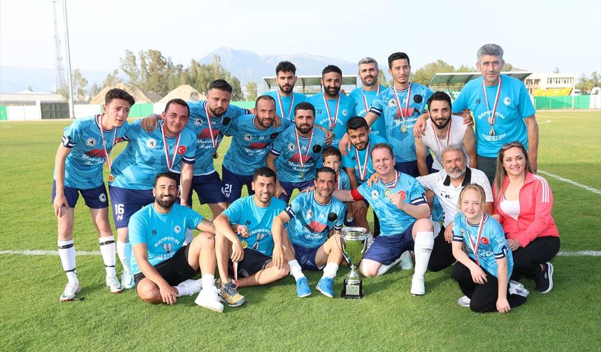 Gülnar Belediyespor'dan Şampiyonluk Kupası Sevinci