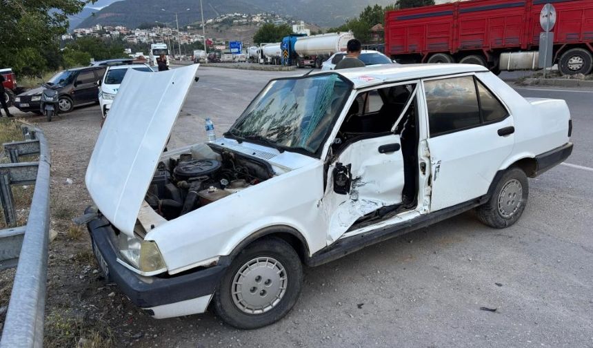 Kamyonet ile otomobil çarpıştı: 1 yaralı