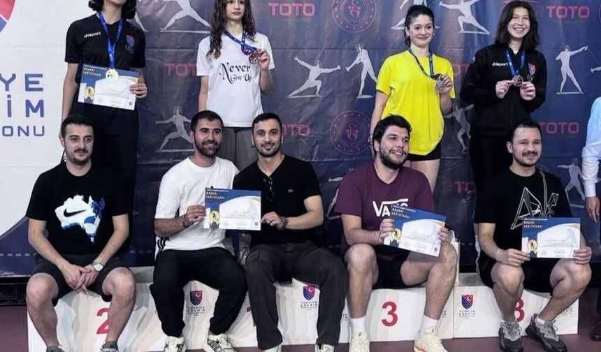 Mersin’de Alanyaspor Fırtınası: Eskrimcilerden Madalya Gururu