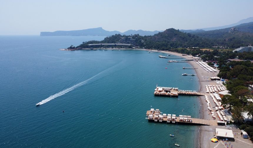 Akdeniz Sahillerinde Tatil Ateşi Yükseliyor: Bodrum ve Kemer Doldu Taştı