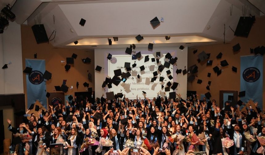 Akdeniz Üniversitesi’nde geleceğin hemşireleri kep attı