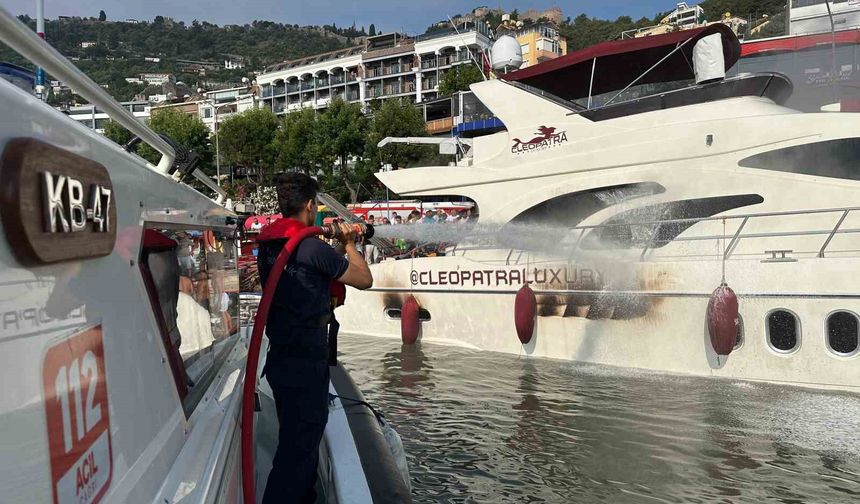 Alanya İskelesi'nde Lüks Yat Alevlere Teslim Oldu