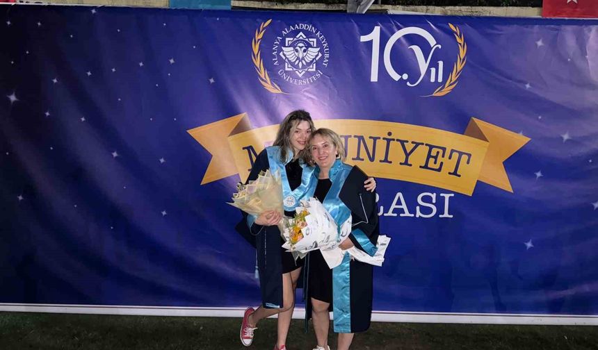 ALKÜ Mezuniyet Töreninde Duygusal Anlar: Anne-Kız Birlikte Mezun Oldu