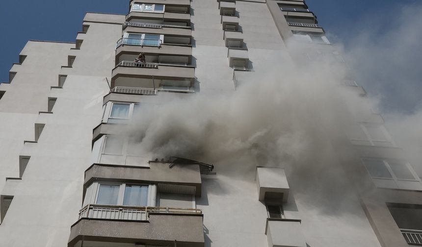 Antalya'da bir apartman dairesinde çıkan yangın hasara neden oldu