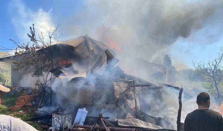 Antalya’da Yangın Faciası: Yaşlı Çiftin Evi Küle Döndü, İki Kurbanlık Telef Oldu