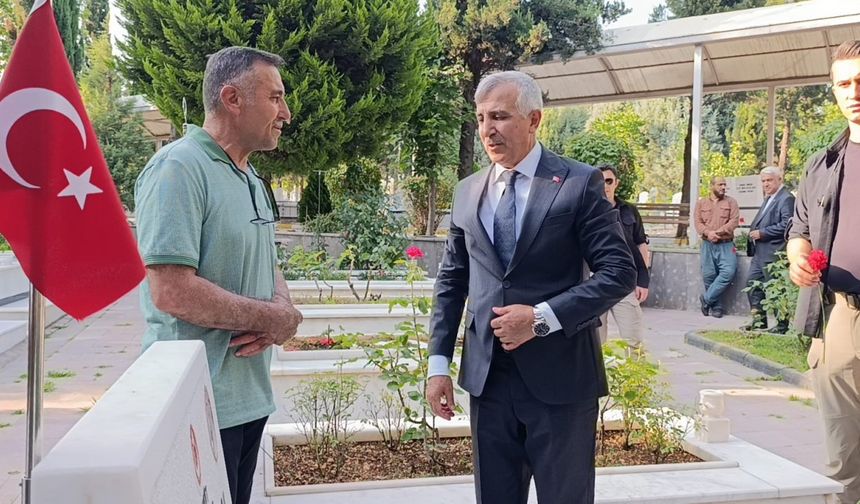 Deprem Şehitleri Kabirlerinde Ziyaret Edilip Anıldılar