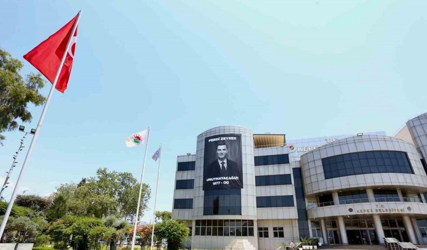Ferdi Zeyrek'in Adı Kepez'de Yaşatılacak: Vefa Pankartı Asıldı