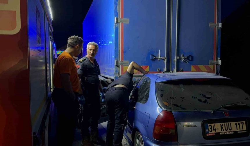 Gemlik Otobanında Feci Kaza: Otomobil Kamyonun Altına Girdi!