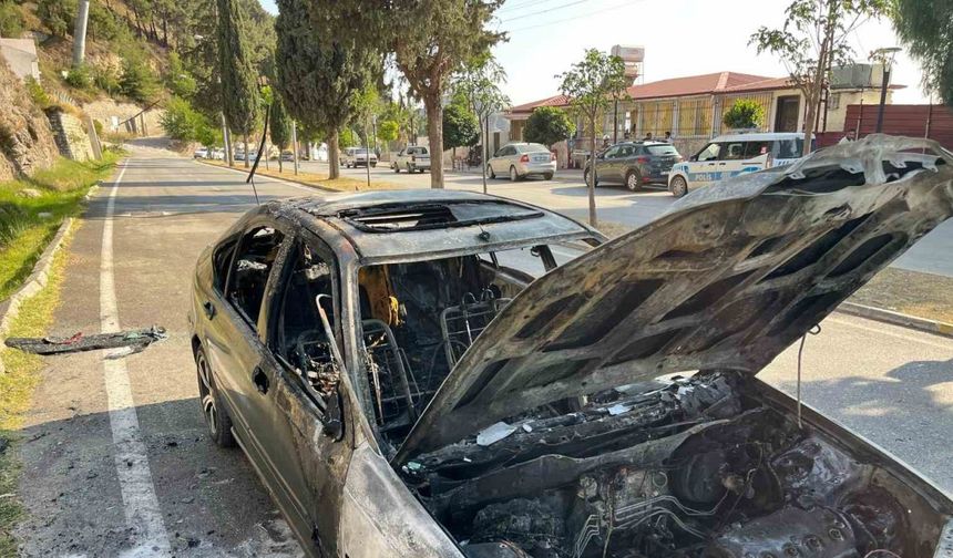 Hatay'da Seyir Halindeki Otomobil Alev Aldı