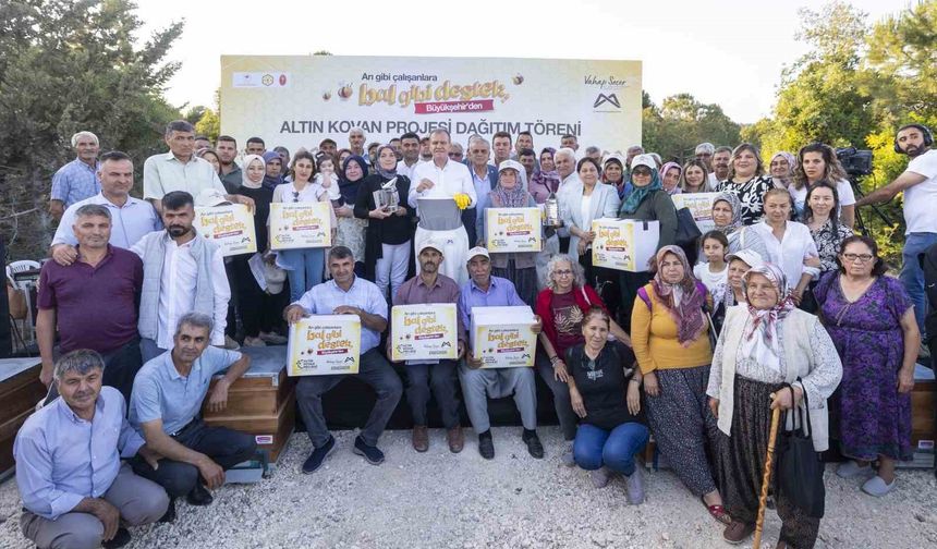 Mersin'de 'Altın Kovan Projesi' ile Üreticilere Kovan ve Ekipman Dağıtıldı