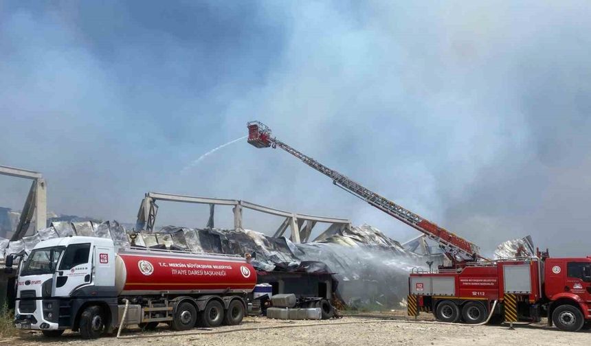 Mersin'de Pamuk Deposu Yangını Devam Ediyor: Ekiplerin Yoğun Müdahalesi Sürüyor