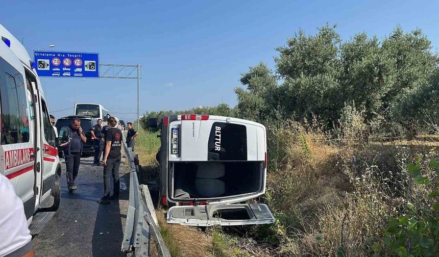 Minibüs Kontrolden Çıkarak Devrildi, 6 Turist Yaralandı