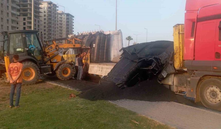 Tarsus’ta Tır Kazası: Plastik Hammaddesi Yola Savruldu