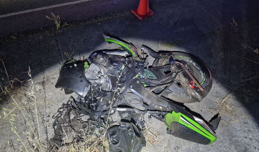 Yarış yaparken farları yanmayan otomobile çarpan motosikletler paramparça oldu: 1 can kaybı