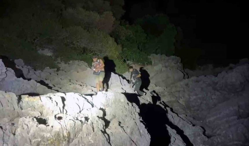 Marmaris'te Mahsur Kalan Düzensiz Göçmenler Kurtarıldı