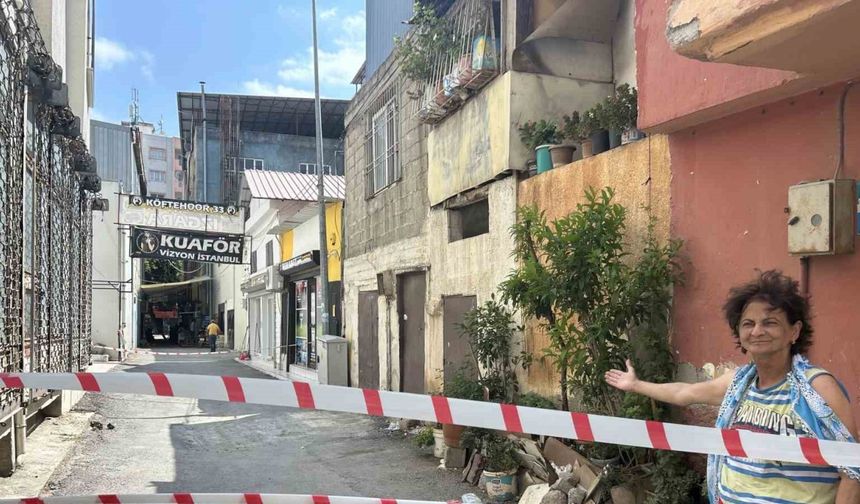 Tarsus’ta Çöken Yol Mahalleliyi Tedirgin Etti: “Şerit Değil, Çözüm İstiyoruz”