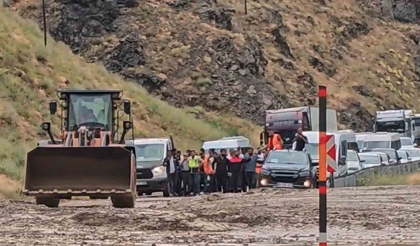 Toprak Kayması Ulaşımı Felç Etti: Araçlar Yolda Mahsur Kaldı