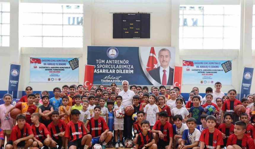 Şahinbey Belediyesi'nden Öğrencilere Spor Desteği
