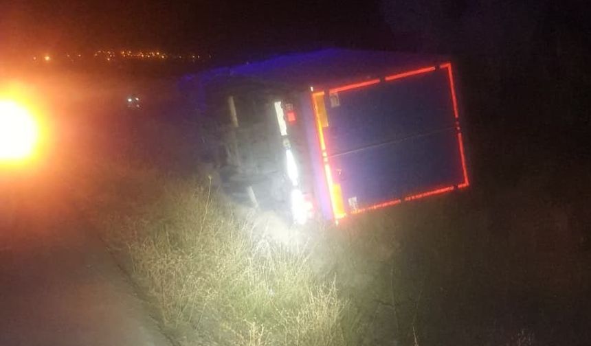 Nevşehir’de Kargo Kamyonu Şarampole Devrildi