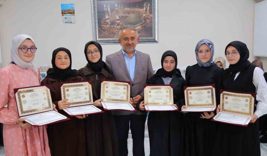 Bayburt'ta hafızlar belgelerine kavuştu