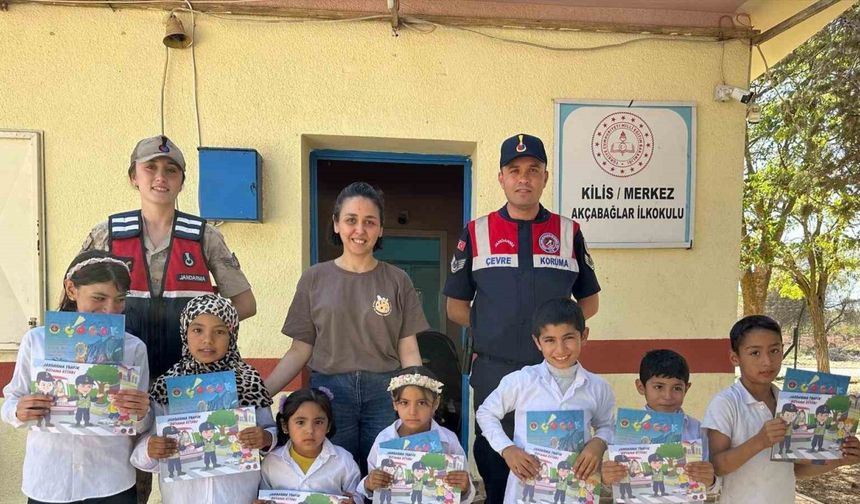 Jandarma'dan Çocuklara Ziyaret: Görevler Anlatıldı, Hediyeler Dağıtıldı