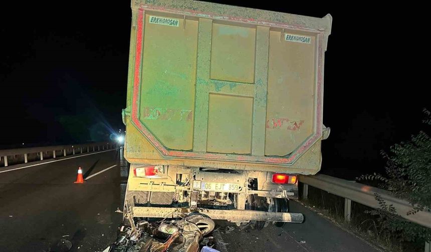 Motosiklet, Kamyona arkadan çarptı: 1 ölü