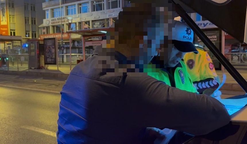 Ters yönden ilerleyerek, servis aracına çarptı