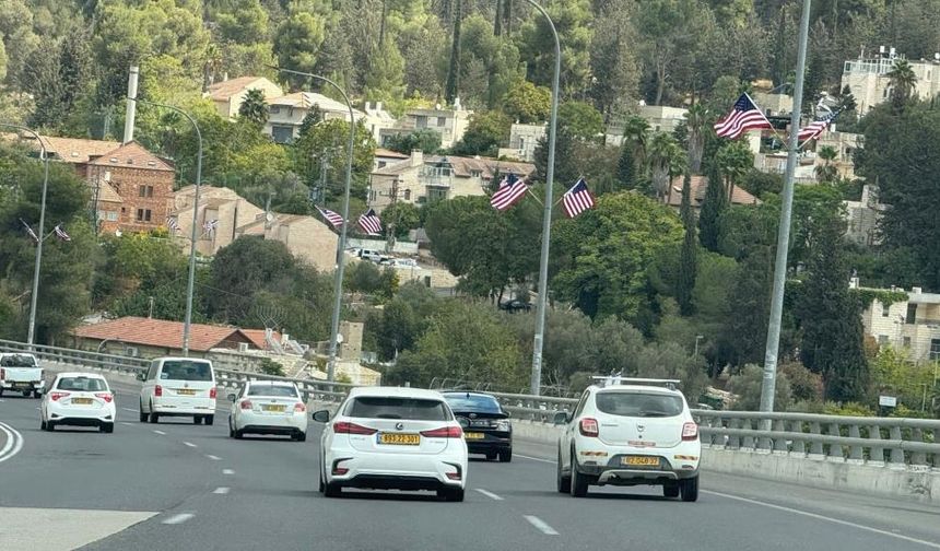 ABD'nin Kudüs Ziyareti için Tel Aviv'de ABD-İsrail Bayrakları Asıldı