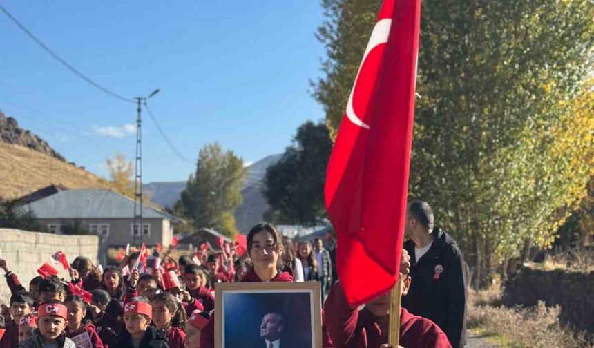 Ağrı'da Köy Yolu Cumhuriyet Coşkusuyla İnledi