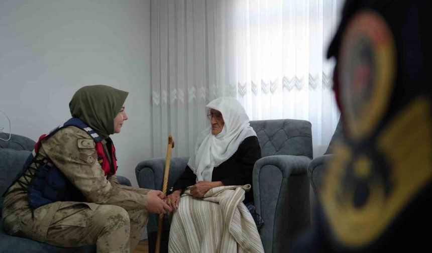 Bayburt Jandarmasından Rabiye Nineye Unutulmaz Sürpriz