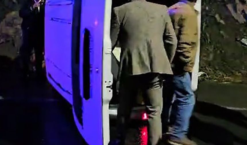 Kamyoneti Devrilen Sürücü Vatandaşlarca Kurtarıldı