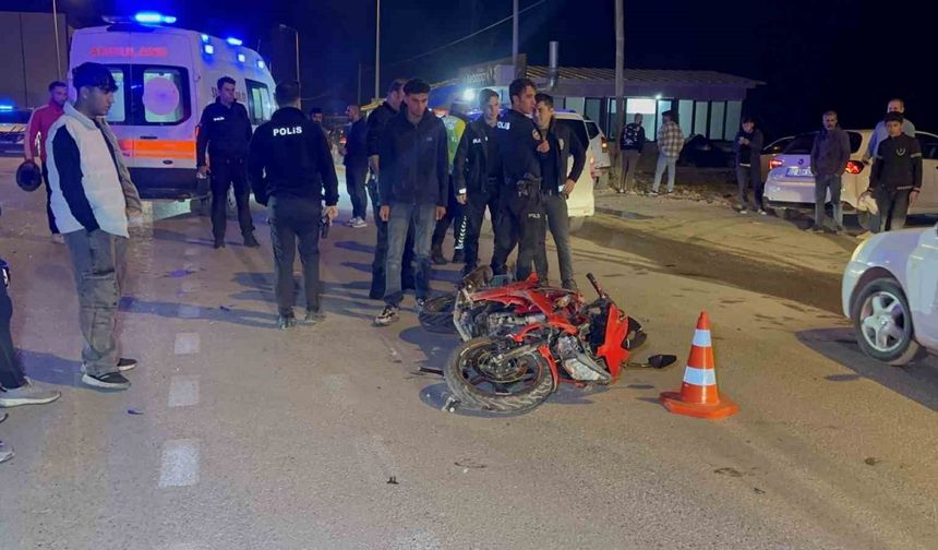 Otomobil ile Motosiklet Çarpıştı, 3 Kişi Yaralandı