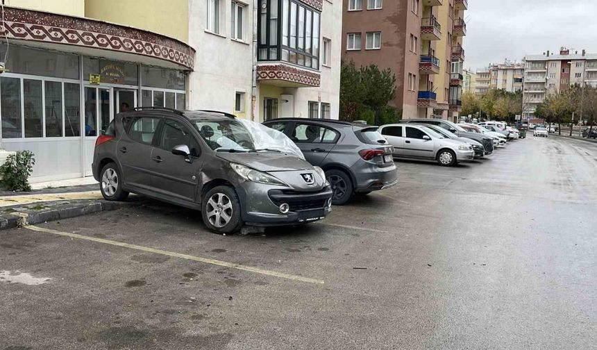 Otomobil kontrolden çıktı, 5 araca çarparak durabildi