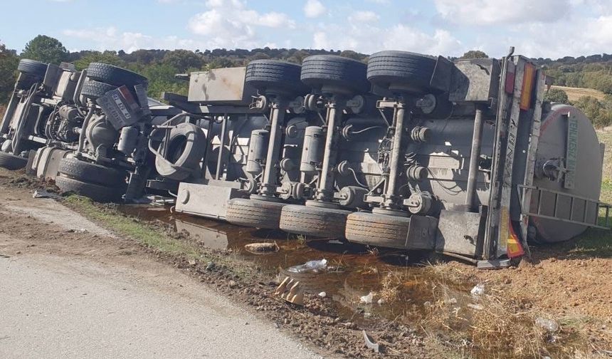 Tır Yan Yattı: Sürücü Yaralı Olarak Hastaneye Kaldırıldı