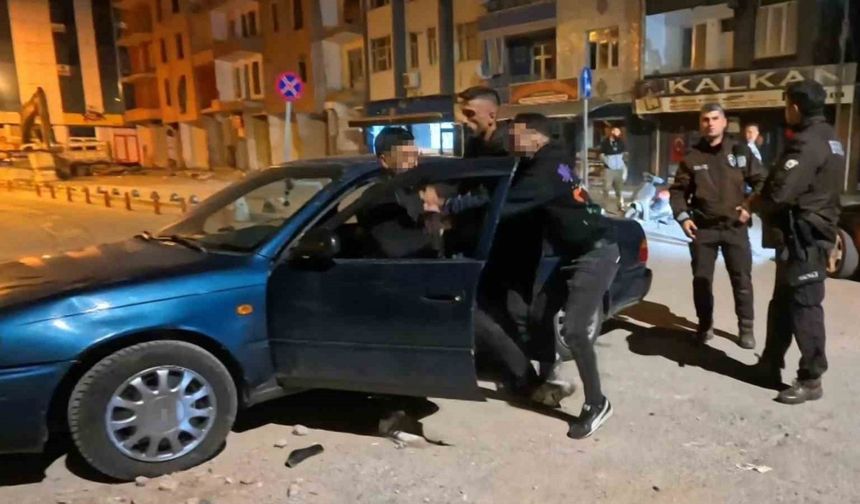 Alkollü şahsı yakınları bile sakinleştiremedi