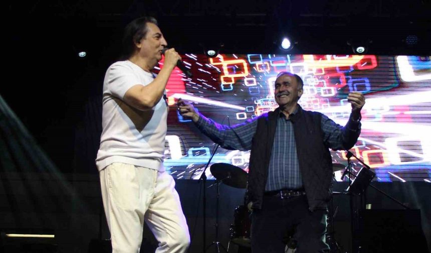 Ünlü şarkıcı Çelik, muhtarlarla sahnede oynadı