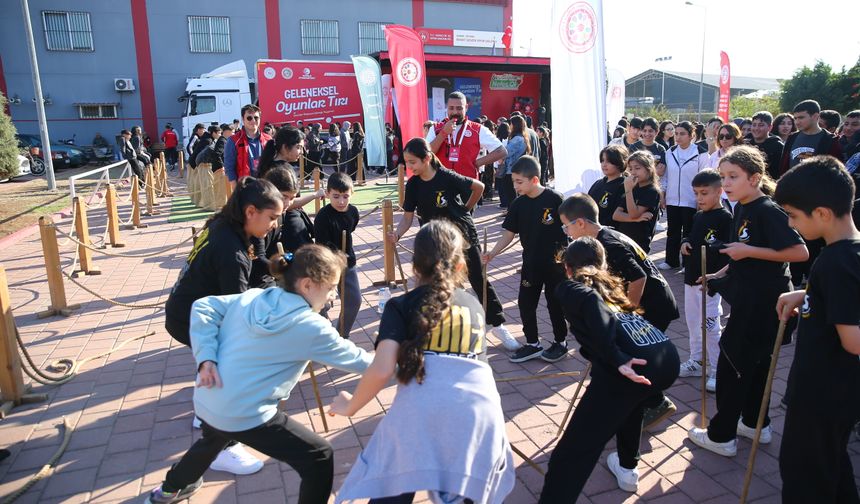 Adana'da Geleneksel Oyunlar Tırı Öğrencileri Büyüledi