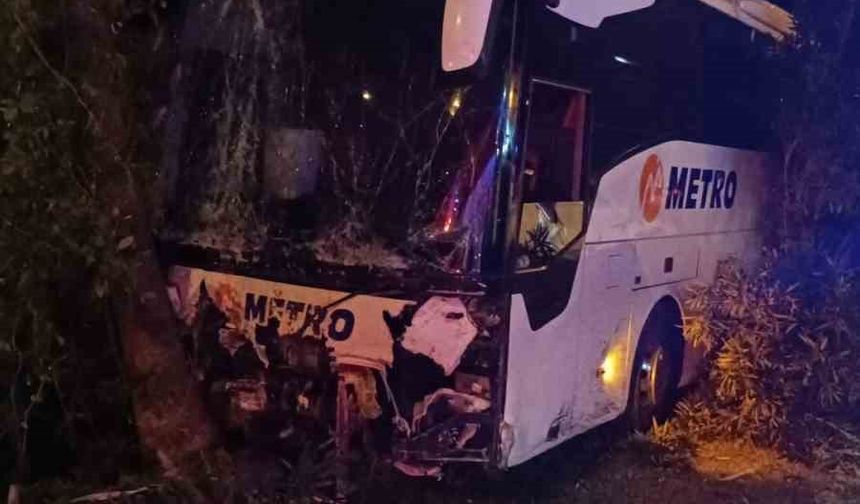 Alanya'da Şehirlerarası Yolcu Otobüsü Refüje Çıktı, 3 Kişi Yaralı