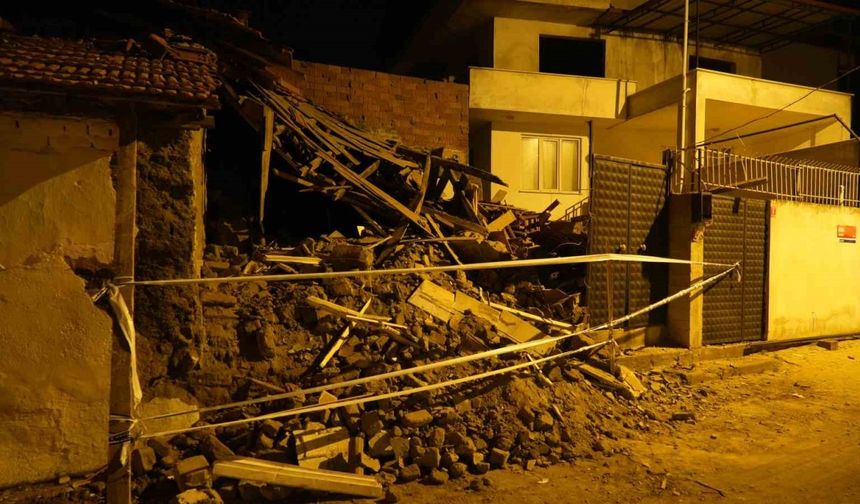 Balıkesir Edremit'te Metruk Bina Gürültüyle Çöktü