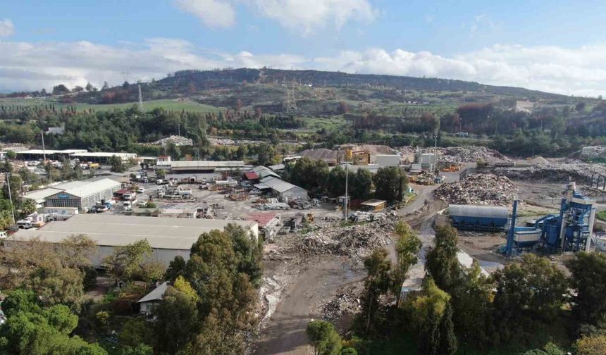 Buca Belediyesi’ne karşı çöp eylemi sürüyor