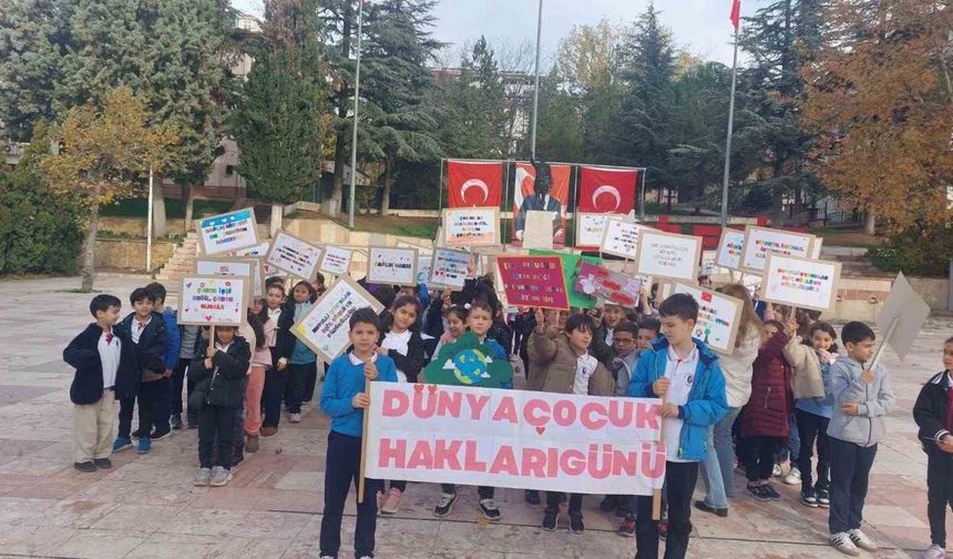 Minik Öğrenciler 'Çocuk Hakları Günü' İçin Yürüdü