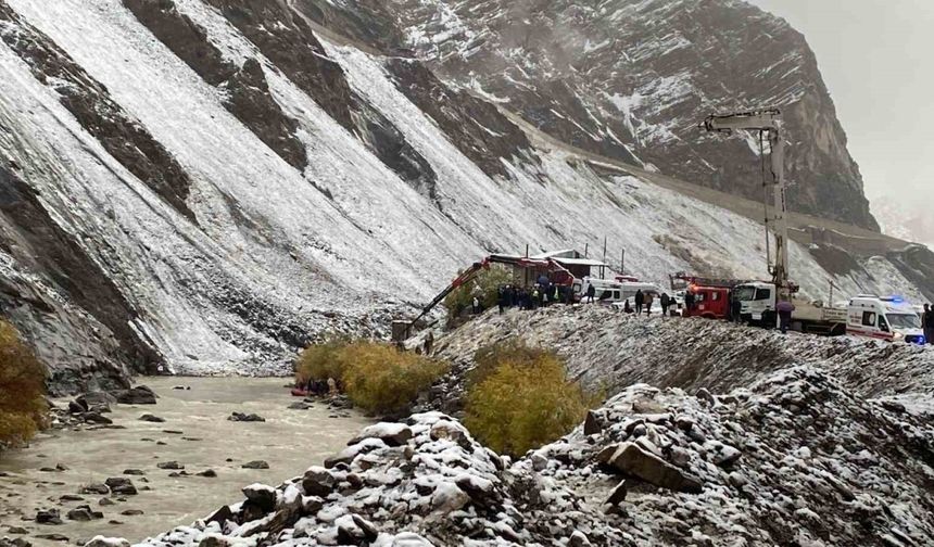 Dağdan Kopan Kayalardan Kaçarken Ölümden Döndüler: